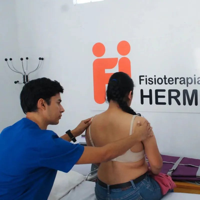 Dante Valenzuela evaluando la movilidad del hombro de un paciente durante una sesión en Fisioterapia Hermosillo